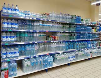 air kemasan botol di supermarket