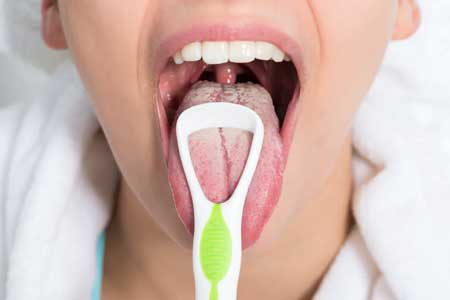 sikat lidah mencegah bau mulut